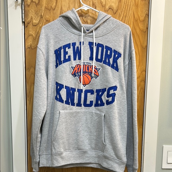 NWT NBA Gray New York Knicks Hoodie Sweatshirt Size Medium - Picture 1 of 3